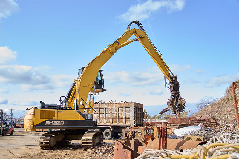金属の選別作業