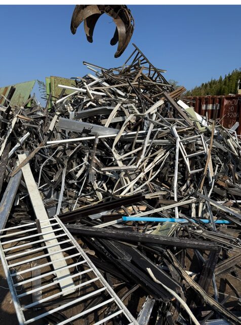 アルミサッシのスクラップ（回収・買取イメージ）